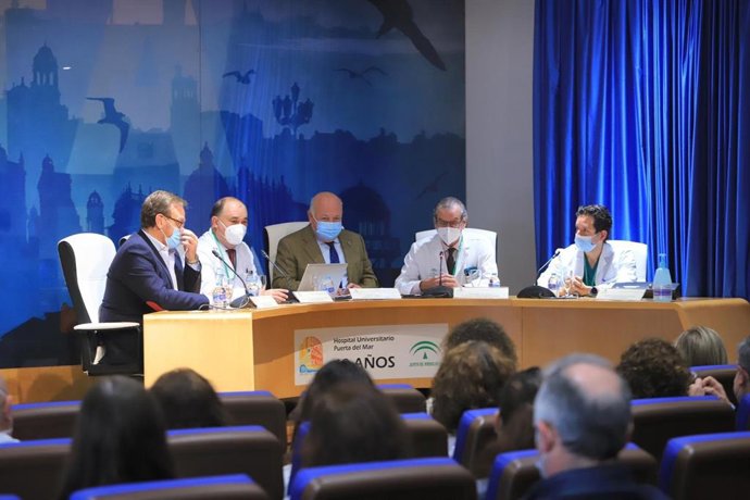 El consejero de Salud y Familia de la Junta de Andalucía, Jesús Aguirre, durante su visita a Cádiz.