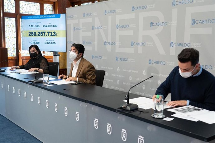 Archivo - La consejera de Acción Social del Cabildo de Tenerife, Marian Franquet, el presidente del Cabildo, Pedro Martín y el consejero de Diversidad, Nauzat Gugliotta, en rueda de prensa