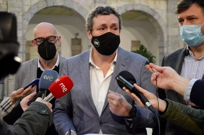 Archivo - Imagen de archivo. Los portavoces en el Parlamento de Cantabria del PP, Íñigo Fernández (centro); de Cs. Félix Álvarez (izda), y del grupo mixto-Vox, Cristóbal Palacio (derecha)