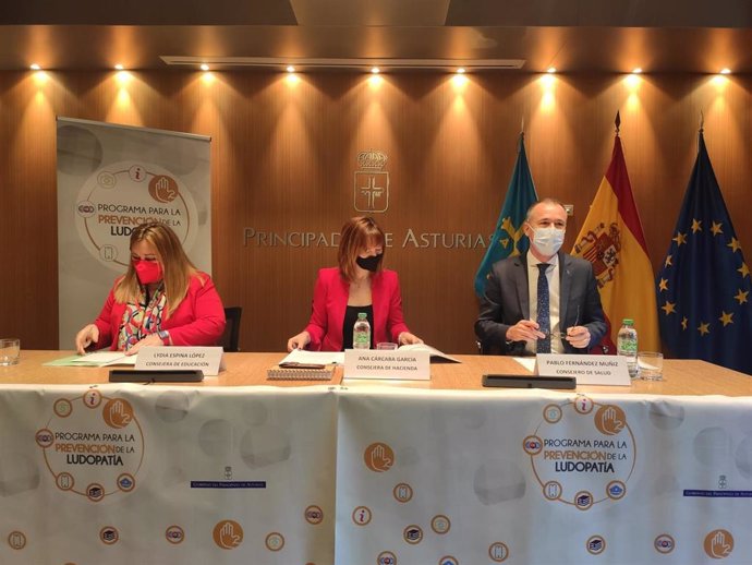 Los consejeros de Educación, Lydia Espina, Hacienda, Ana Cárcaba, y Salud, Pablo Fernández, presentan el Programa para la Prevención de la Ludopatía 2022-2024.