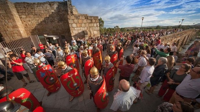 Tropas romanas entran en la ciudad en un desfile de Emerita Lúdica.