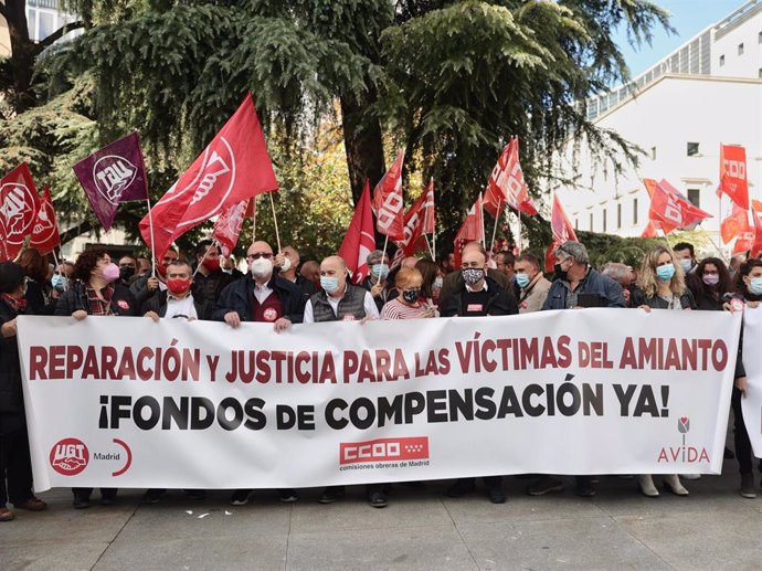 Archivo - Varias personas  durante una concentración para el desbloqueo de la ley para la creación de un fondo de compensación de las víctimas del amianto, a 4 de noviembre de 2021, en Madrid (España). 