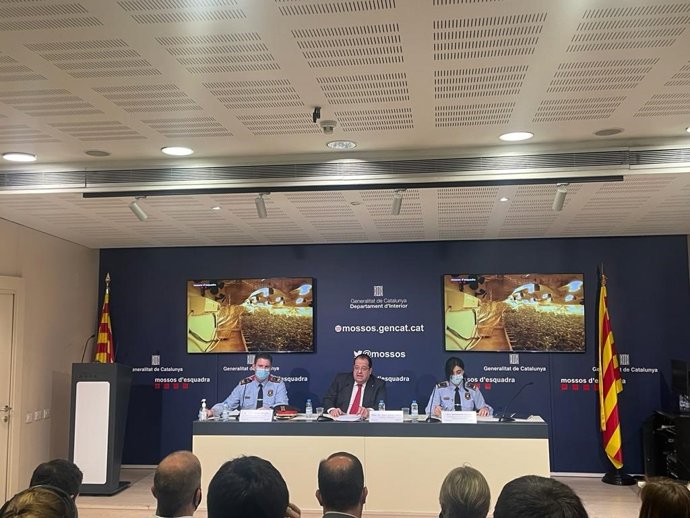 La portavoz de los Mossos d'Esquadra, la inspectora Montserrat Escudé, el conseller de Interior de la Generalitat, Joan Ignasi Elena, y el jefe de la División de Investigación Criminal (DIC), el intendente Joan Carles Granja