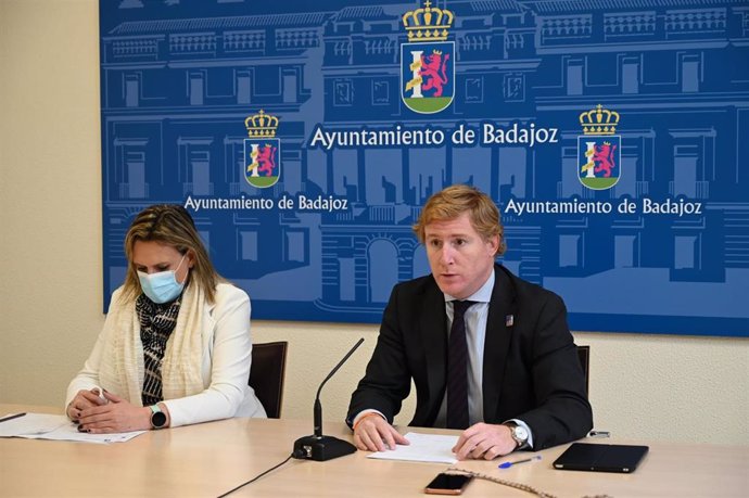La delegada del Gobierno en Extremadura, Yolanda García Seco, y el alcalde de Badajoz, Ignacio Gragera, en el ayuntamiento.