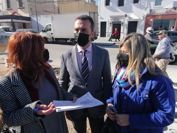 El delegado territorial de Regeneración, Justicia y Administración Local, Javier Millán, con la alcaldesa de La Puebla de Cazalla, Dolores Crespillo (primera a la derecha), y la concejal de Urbanismo, Eva Moreno.