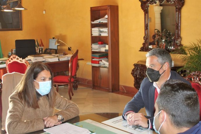 María Jesús Herencia con el alcalde de Rota.