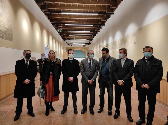 Velasco (centro), habla con Bellido, junto a otras autoridades, en la renovada y reformada sala Julio Romero de Torres del Palacio de Congresos de Córdoba.