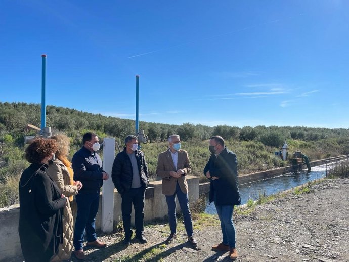 El secretario  de Agricultura y Ganadería y el Territorial del Andévalo de la Ejecutiva Provincial del PSOE de Huelva, Juan Antonio García, y alcaldes de la zona han visital el Túnel de San Silvestre.