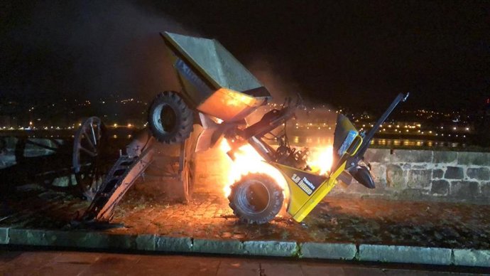 La máquina quemada en Urgull.