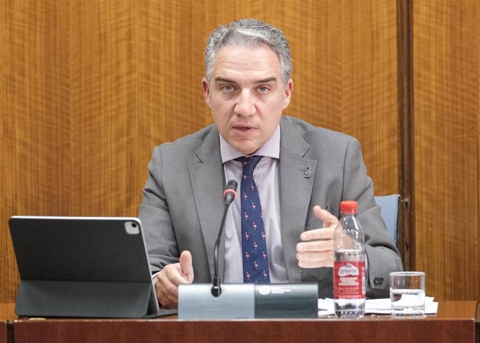 El consejero de la Presidencia, Administración Pública e Interior, Elías Bendodo, comparece en comisión parlamentaria. (Foto de archivo).