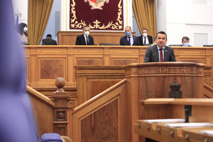 Archivo - El consejero de Agricultura, Agua y Desarrollo Rural, Francisco Martínez Arroyo, en el pleno de las Cortes que debate la Ley del Agua.