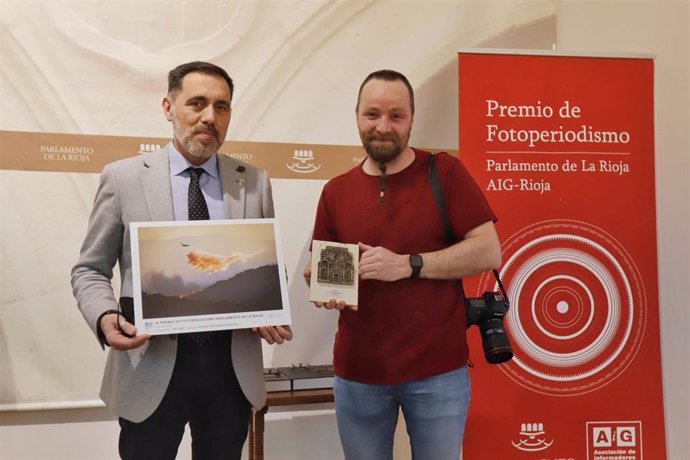 El fotógrafo, Óscar Solorzano, ganador del IX Premio de Fotoperiodismo Parlamento de La Rioja AIG
