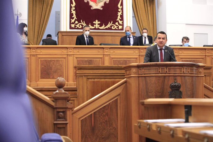 Archivo - El consejero de Agricultura, Agua y Desarrollo Rural, Francisco Martínez Arroyo, en el pleno de las Cortes que debate la Ley del Agua.