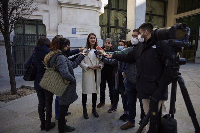 La portavoz de Más Madrid en el Ayuntamiento, Rita Maestre, ofrece declaraciones a los medios sobre la supuesta investigación llevada a cabo por el PP a través de la EMVS para investigar el entorno familiar de la presidenta regional, Isabel Díaz Ayuso