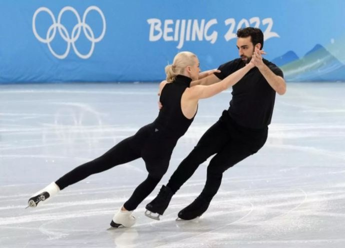 Olivia Smart y Adrián Díaz durante un entrenamiento en los Juegos Olímpicos de Pekín de 2022.