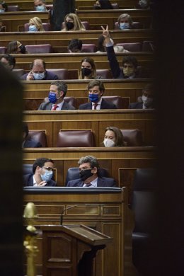 Archivo - (Fila abajo) El ministro de Consumo, Alberto Garzón (i), y el ministro de Inclusión, Seguridad Social y Migraciones, José Luis Escrivá (d), en una sesión plenaria, en el Congreso