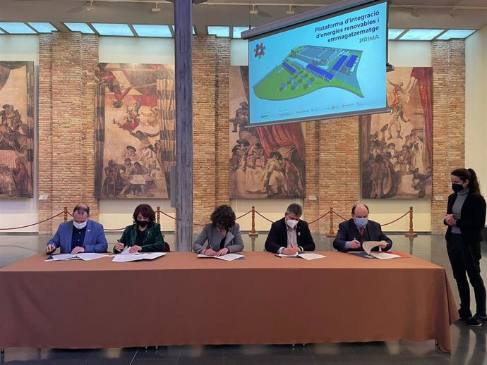 Momento de la firma del convenio.