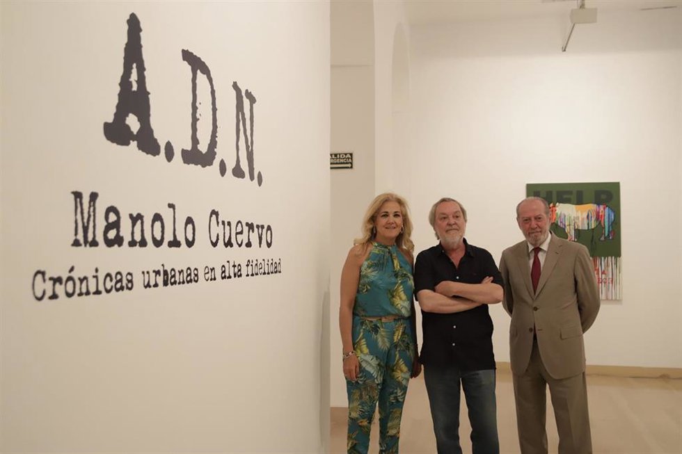 Archivo - El presidente de la Diputación de Sevilla, Fernando Rodríguez Villalobos, primero por la derecha, en una imagen de archivo de una exposición organizada en la Casa de la Provincia.
