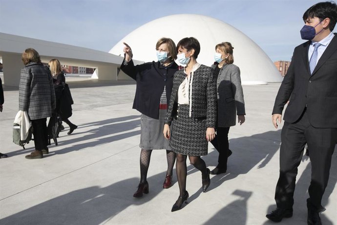 Isabel Rodríguez, ministra y portavoz del Gobierno,  en la Jornada AsturiasInnova+ "La importancia de las ciudades en la construcción europea". En la foto, con Marivi Monteserín (alcaldesa Avilés).  En Avilés (Asturias), ( Jorge Peteiro / Europa Press)