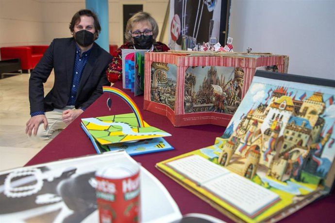 La directora general de Acción Cultural, Gema Agudo, y el comisario de la exposición itinerante Libros en movimiento'