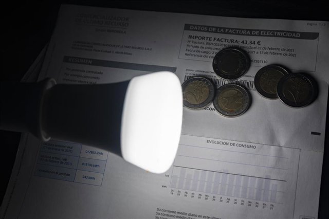 Archivo - Una lámpara refleja el importe de una factura el día en que el precio de la luz ha marcado un mínimo por primera vez en dos meses, a 27 de diciembre de 2021, en Madrid, (España).