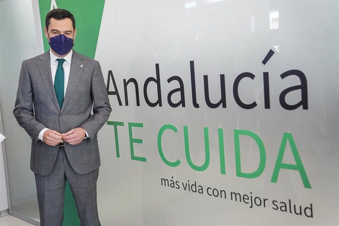 El presidente de la Junta de Andalucía, Juanma Moreno, durante su visita a El Puerto de Santa María.