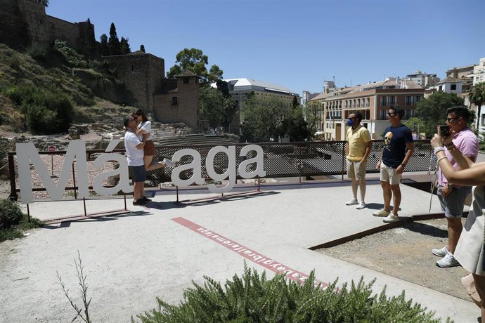 Archivo - Personas disfrutan de una jornada en el centro de Málaga