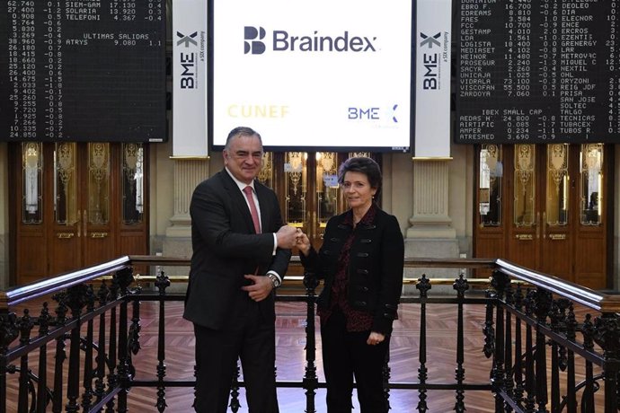 El consejero delegado de BME, Javier Hernani, y la rectora de CUNEF Universidad, Ana Isabel Fernández, durante la firma del acuerdo de colaboración entre ambas organizaciones, a 17 de febrero de 2022 en Madrid.