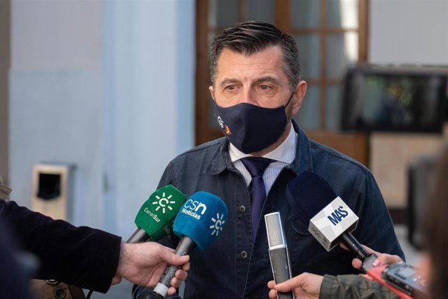 El vicesecretario general del PP-A, Toni Martín, atiende a los medios en el Parlamento andaluz.