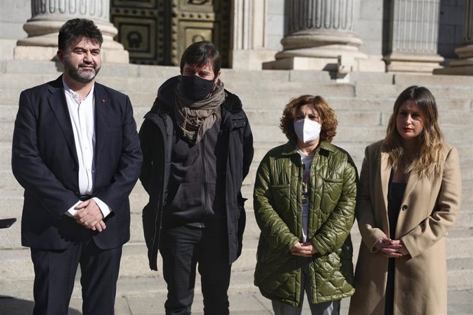 (I-D) El responsable de políticas económicas y de elaboración programática de Izquierda Unida, Carlos Sánchez Mato; el secretario de Horizonte Republicano de Podemos y diputado de Unidas Podemos, Rafa Mayoral; la coordinadora autonómica de Podemos Euska