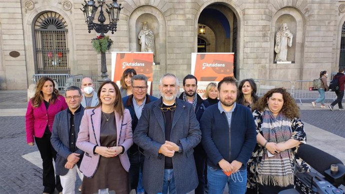 El líder de Cs en Catalunya, Carlos Carrizosa, y la presidenta del grupo municipal en Barcelona, Luz Guilarte, junto a concejales de la formación.