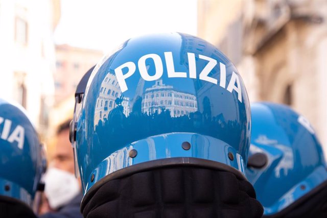 Archivo - Cascos de policías italianos.