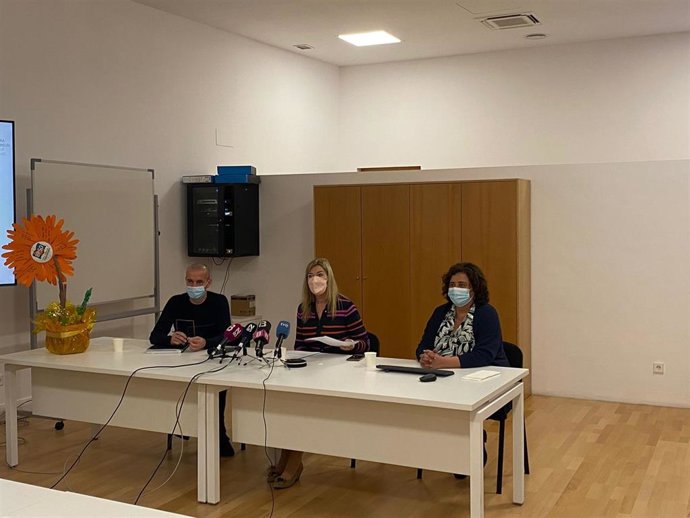 El coordinador de Salud Mental en Baleares, Oriol Lafau, la consellera de Salud y Consumo, Patricia Gómez, y la responsable del Observatorio del Suicidio, Nicole Haber, en rueda de prensa.