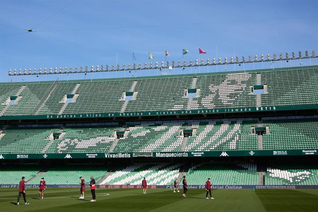 Archivo - Jugadores del Sevilla FC caminan por el césped del Estadio Benito Villamarín antes de comenzar al reanudación del partido aplzado de Copa del Rey 2021-2022.