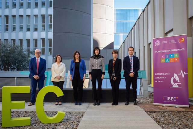 La ministra de Ciencia e Innovación, Diana Morant, ha presentado el plan 'Desarrollo de herramientas para el diagnóstico, pronóstico y terapias avanzadas o dirigidias en medicina personalizada' en el Institut de Bioenginyeria de Catalunya (IBEC)