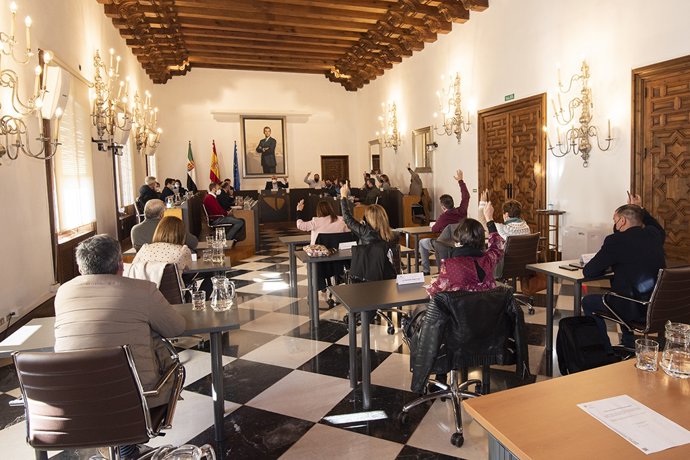 Pleno extraordinario de la Diputación de Cáceres celebrado este jueves