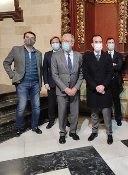 Velasco (centro), durante su visita al Palacio de Congresos de Córdoba.