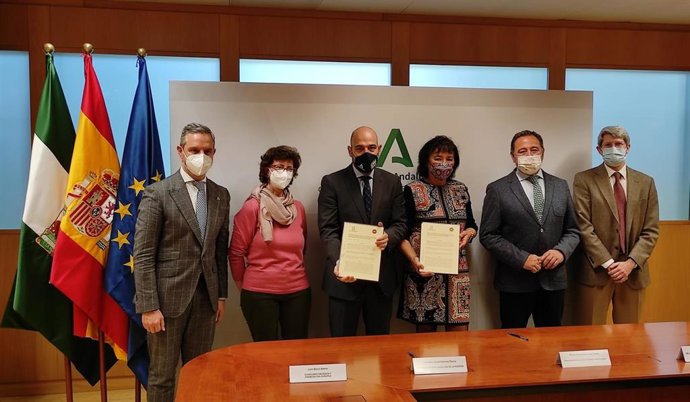 El consejero de Hacienda, Juan Bravo (primero por la izquierda), ha firmado el convenio con la asociación Torreblanca Ilumina.