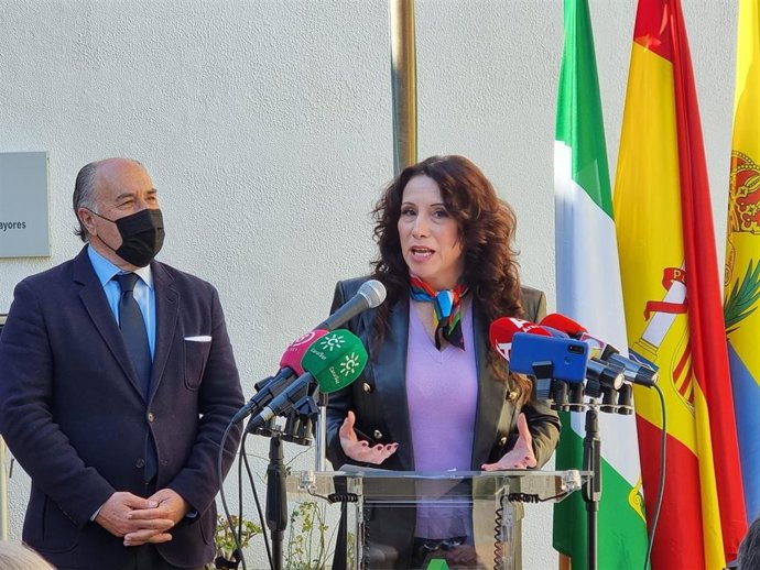 La consejera de Igualdad, Políticas Sociales y Conciliación, Rocío Ruiz, durante su visita a Algeciras.