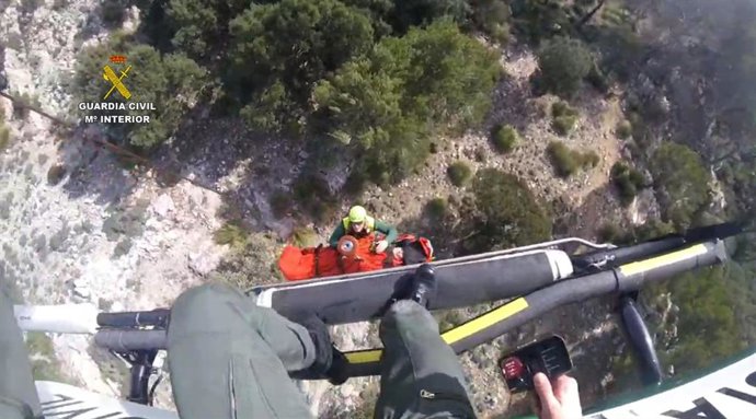 La Guardia Civil rescata a una mujer de 76 años tras caer por un terraplén en Valldemosa.
