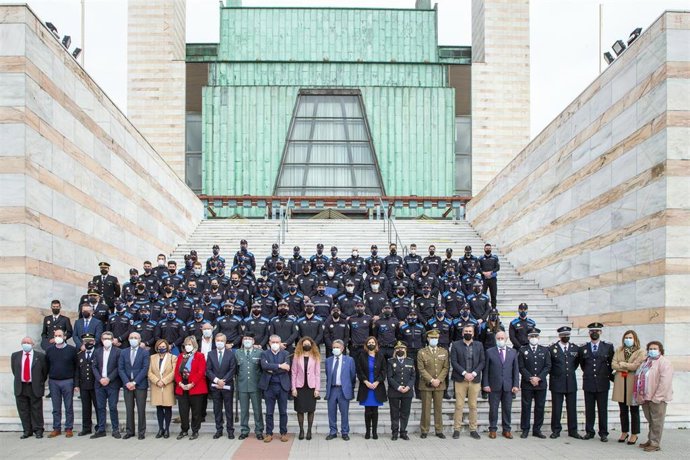 El presidente de Cantabria, Miguel Ángel Revilla, junto a la consejera de Presidencia, Interior, Justicia y Acción Exterior, Paula Fernández Viaña, preside el acto de clausura del Curso Básico de Formación de la Policía Local 2021-2022