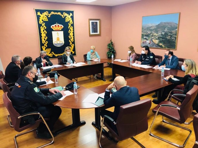 La alcaldesa de Alcalá de Guadaíra, Ana Isabel Jiménez junto al subdelegado del Gobierno en Sevilla, Carlos Toscano, ha presidido este jueves la Junta Local de Seguridad.