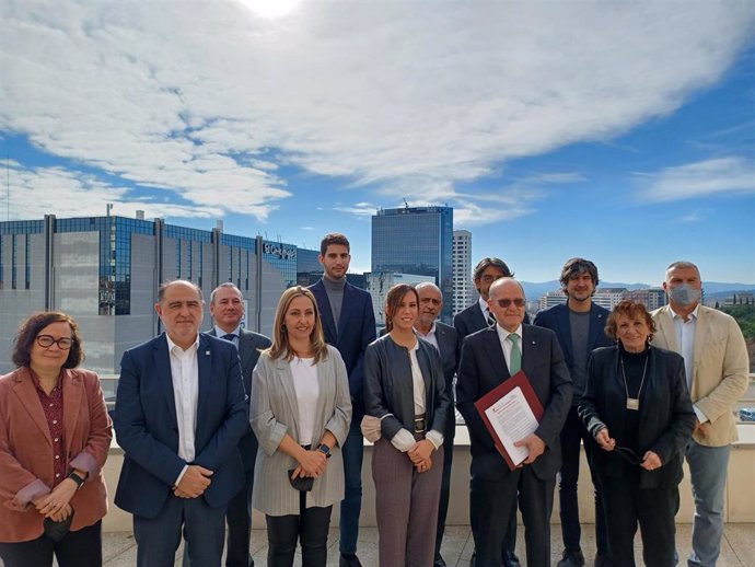 La foto de família con los firmantes del manifesto por el túnel de Horta