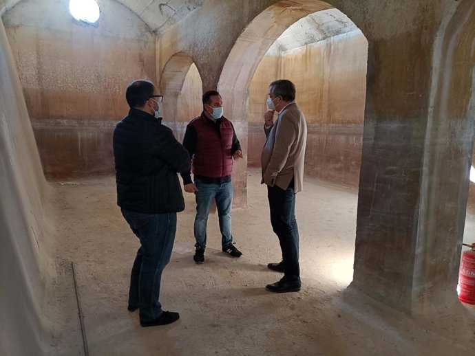 El delegado de Administración Local visita el antiguo aljibe que se transformará en sala de exposiciones con fondos del PFEA en Macael.