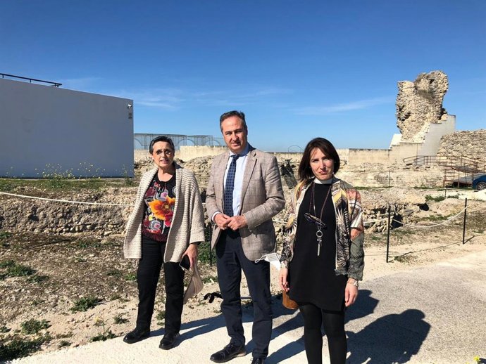 Pimentel (centro), junto a Flores (izda.), durante su visita a Aguilar de la Frontera.