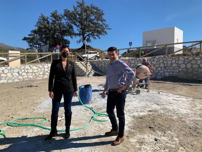 La delegada territorial de Administración Local, Regeneración y Justicia, Mónica Alejo, con el alcalde de Riogordo, Antonio Alés.