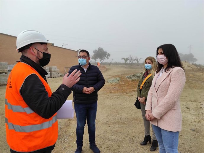 La delegada territorial de Regeneración, Justicia y Administración Local de la Junta en Córdoba, Purificación Joyera, visita las obras en la residencia Santa Ana de El Guijo.