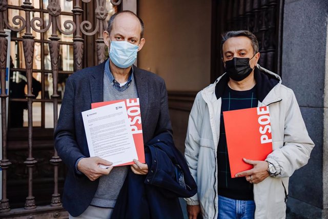 Los concejales del PSOE, Ramón Silva (i) y Pedro Barrero (d), tras presentar la denuncia por el supuesto espionaje de Ayuso, en la Oficina Anticorrupción del Ayuntamiento de la Plaza de la Villa, a 17 de febrero de 2022, en Madrid (España). El PSOE ha pre