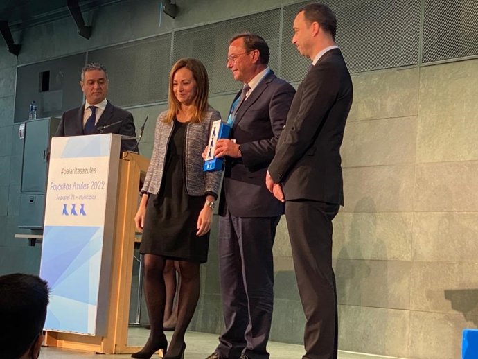 Palomares muestra las tres 'Pajaritas Azules' que ha recogido en nombre de Epremasa.