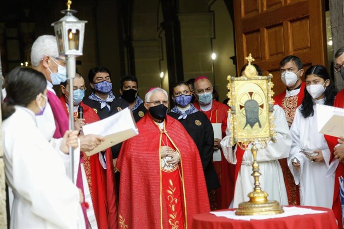 Archivo - La Santa Faz en la entrada del Monasterio